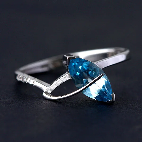 Anel de Ouro Branco com Pedra Top?zio Azul 9/5 mm e 3 Diamantes de 0.5 Pontos - Imagem 2