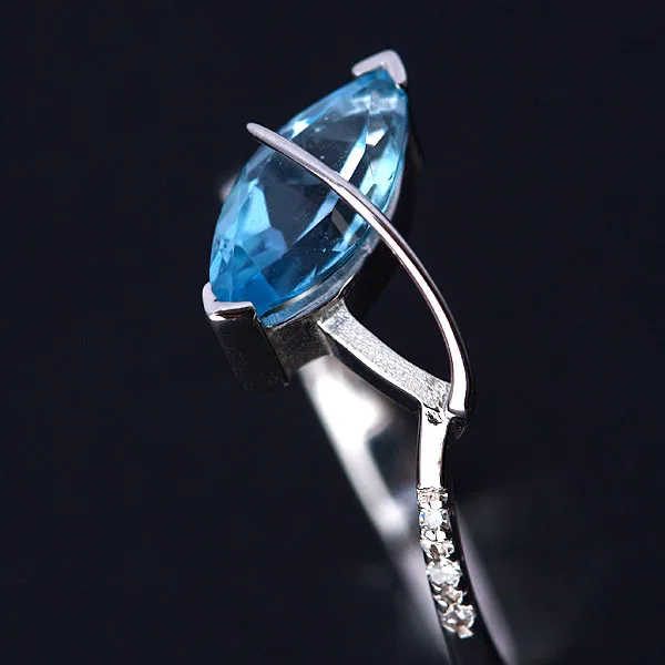 Anel de Ouro Branco com Pedra Top?zio Azul 9/5 mm e 3 Diamantes de 0.5 Pontos - Imagem 3