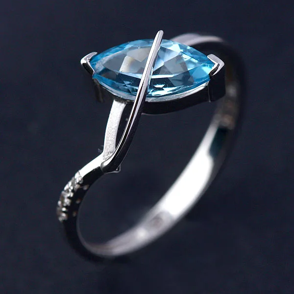 Anel de Ouro Branco com Pedra Top?zio Azul 9/5 mm e 3 Diamantes de 0.5 Pontos
