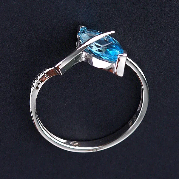 Anel de Ouro Branco com Pedra Top?zio Azul 9/5 mm e 3 Diamantes de 0.5 Pontos - Imagem 4